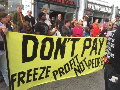 Βρετανοί διαδηλωτές καίνε τους λογαριασμούς του ρεύματος - Στα ύψη το ενεργειακό κόστος