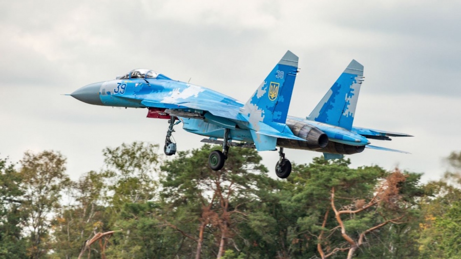 Συγκλονιστικές εικόνες από το Cherkassy - Η στιγμή που ουκρανικό Su27 γίνεται παρανάλωμα του πυρός και συντρίβεται στο έδαφος (vid)