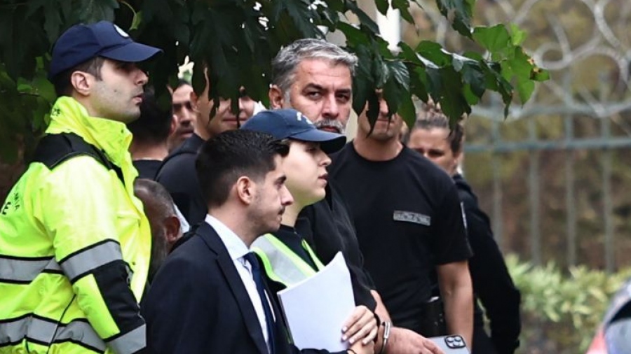 Ελεύθερος ο ηθοποιός Βασίλης Μπισμπίκης, πήρε αναβολή για τις 8 Οκτωβρίου η δίκη του