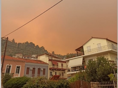 Εφιαλτική η κατάσταση στη Λακωνία – Καπνός κάλυψε το Γύθειο – Εντολή εκκένωσης