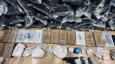 ΕΛ.ΑΣ: Εντοπίστηκαν 17 κιλά κοκαΐνης και 122 κιλά κάνναβης στην Δυτική Αττική - Στα 820.000 ευρώ η αξία τους
