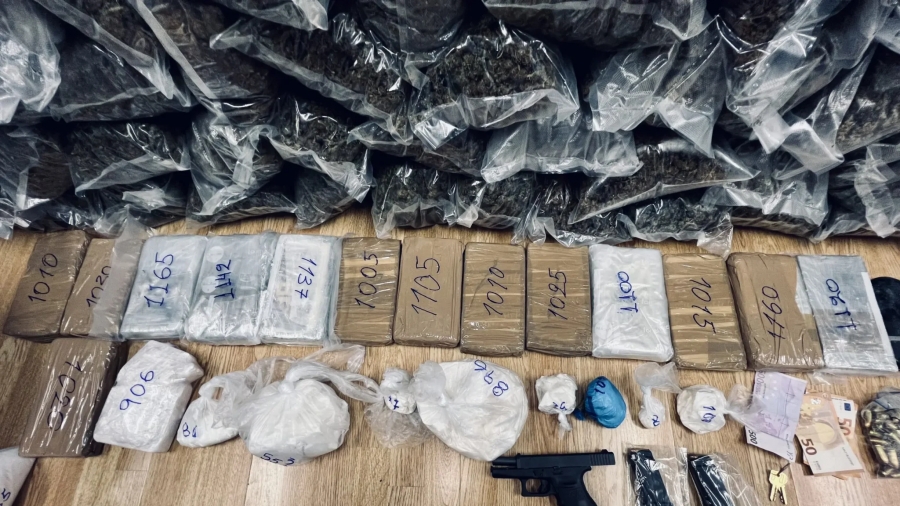 ΕΛ.ΑΣ: Εντοπίστηκαν 17 κιλά κοκαΐνης και 122 κιλά κάνναβης στην Δυτική Αττική - Στα 820.000 ευρώ η αξία τους