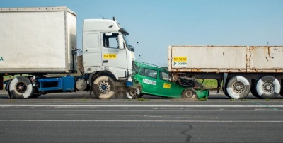 Video: Σοκάρει η σύγκρουση νταλίκας με επιβατικό αυτοκίνητο!