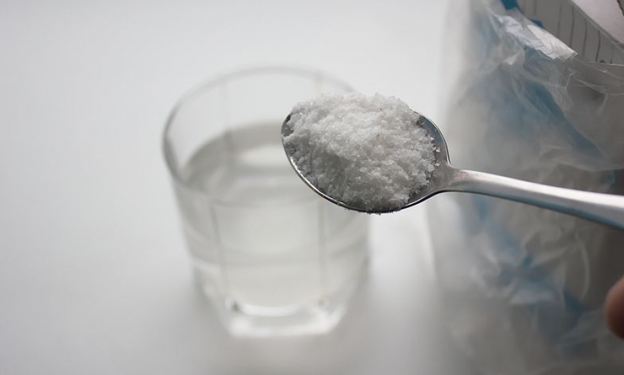 Οι γαργάρες με αλατόνερο μπορεί να βοηθήσουν στην πρόληψη της νοσηλείας για Covid-19