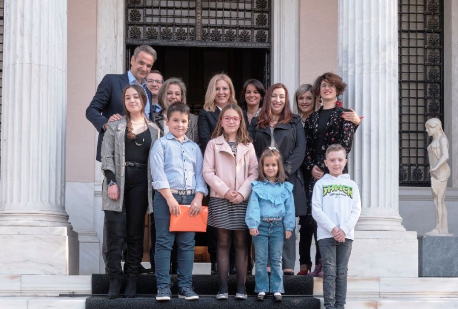 Συνάντηση Μητσοτάκη με παιδιά που νίκησαν τον καρκίνο