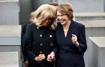 Σάλος με Brigitte Macron και Elke Buedenbender: Οι πρώτες κυρίες Γερμανίας και Γαλλίας γελούσαν στο Μνημείο του Ολοκαυτώματος