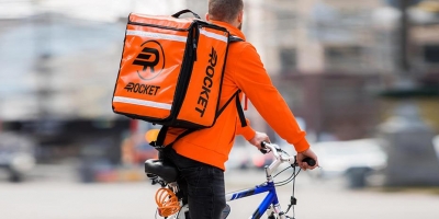 Η Rocket καλεί τις πλατφόρμες online food delivery σε καθολική εφαρμογή συμβάσεων αορίστου χρόνου