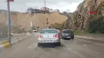 Πανικός στην ανατολική Τουρκία - Καταιγίδα μετέτρεψε δρόμους σε ποτάμια - Μαθητές εγκλωβισμένοι σε σχολείο, καταγγελίες για απουσία του κράτους