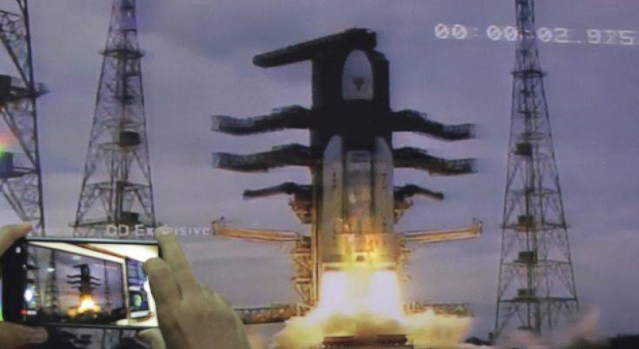 Η Ινδία έστειλε πύραυλο στο φεγγάρι, στην πιο φιλόδοξη αποστολή της χώρας