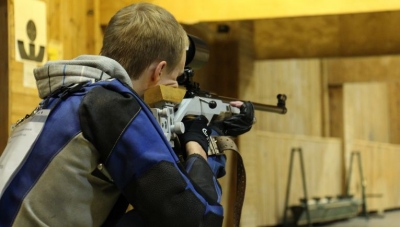 Ρωσία: Μαθητές μαθαίνουν να χειρίζονται όπλα - Επανήλθε το μάθημα στα σχολεία