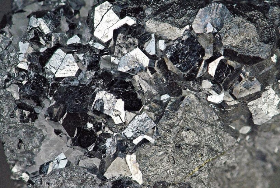 Σφίγγει την μέγγενη του ελέγχου στις σπάνιες γαίες η Κίνα – Η προειδοποίηση προς τις δυτικές εταιρίες