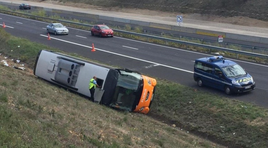 Γαλλία: Ένας νεκρός και 17 τραυματίες από πτώση λεωφορείου σε χαντάκι - Σε τοξικολογικές εξετάσεις υποβλήθηκε ο οδηγός
