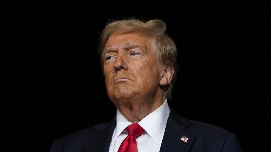 Ο Trump έκανε trading δεκάδων εκατ. στις Big Tech: «Μάζευε» Apple και Google, ξεπούλαγε Tesla – Σκιές insider και σύγκρουσης συμφερόντων