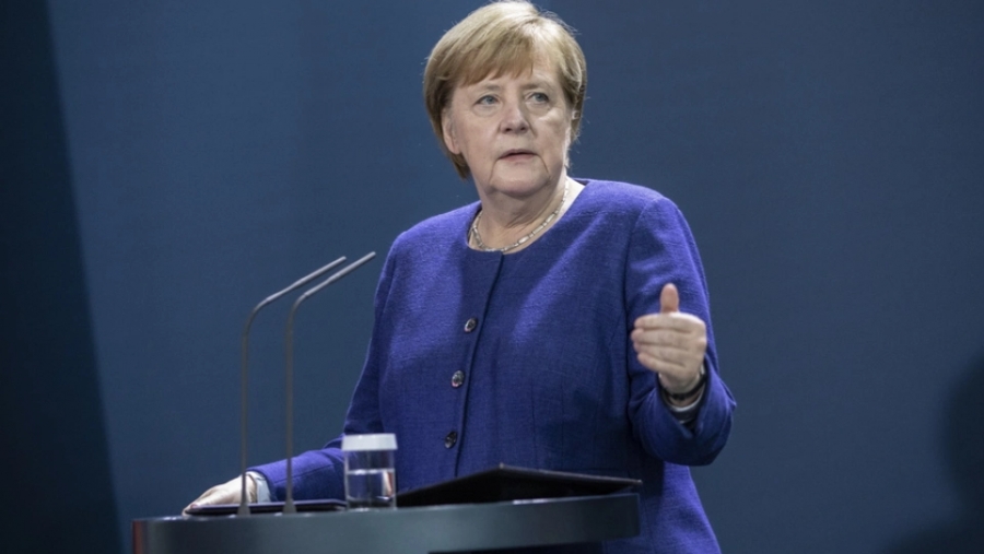 Η Merkel έκανε την πρώτη δόση με το εμβόλιο της AstraZeneca και τη δεύτερη με Moderna