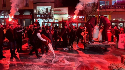 Αγρότες πέταξαν γάλα και άχυρα στην πλατεία της Καρδίτσας