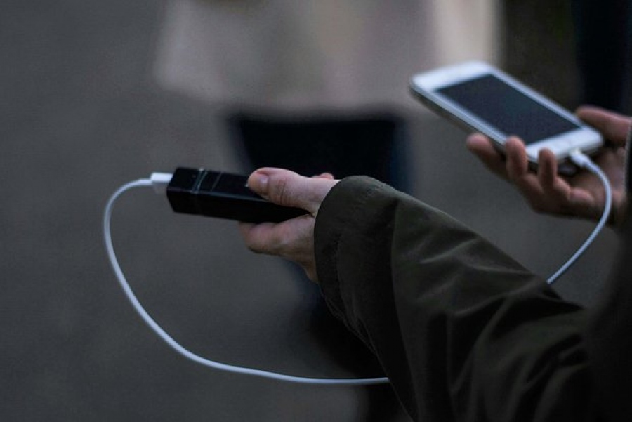 Πάνε επισήμως στα σκουπίδια: Δεκάδες μοντέλα power bank χαρακτηρίστηκαν ως άκρως επικίνδυνα