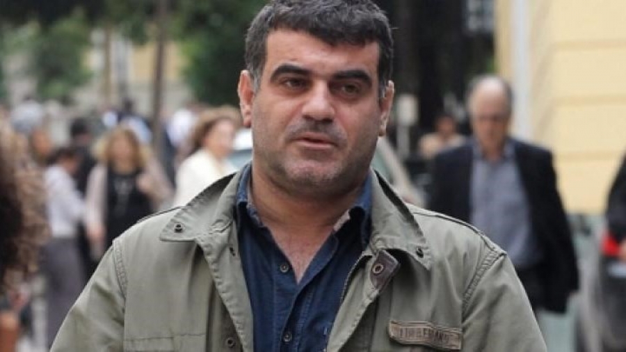Σκληρή κόντρα ΣΥΡΙΖΑ - ΝΔ για το ένταλμα σύλληψης του Βαξεβάνη - Τι απαντά ο εκδότης