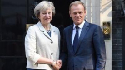 Πρέπει να γίνουν περισσότερα για να ξεκλειδώσουν οι συνομιλίες για το Brexit, συμφώνησαν May και Tusk