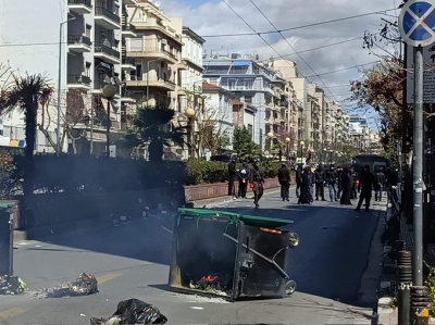 Πεδίο μάχης η Πατησίων έξω από την ΑΣΟΕΕ - Συνελήφθη ο αστυνομικός που πυροβόλησε στον αέρα