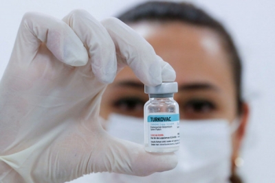 Έξαλλος ο Erdogan με τους Τούρκους γιατρούς που τον διαψεύδουν: «Το Turkovac δεν είναι ακόμη εμβόλιο»