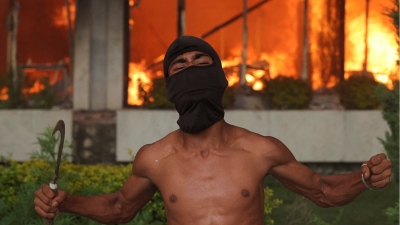 Στα πρόθυρα του χάους το Νεπάλ - Διαδηλωτές πυρπόλησαν το Κοινοβούλιο και ξυλοκόπησαν πρώην πρωθυπουργό