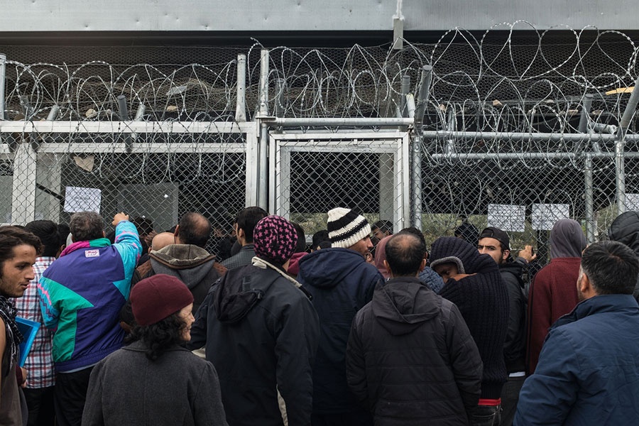 Υπεράριθμοι οι πρόσφυγες και μετανάστες που φιλοξενούνται σε δομές των Ενόπλων Δυνάμεων
