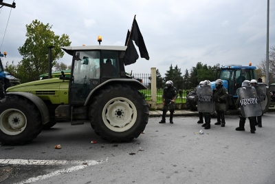 Δικογραφία για τον οδηγό τρακτέρ που κινήθηκε απειλητικά κατά αστυνομικών στο μπλόκο των Πράσινων Φαναριών