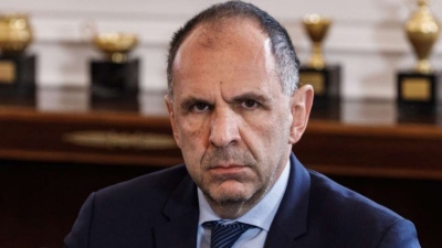 Στην Κάρπαθο ο Γεραπετρίτης, αλλά το… θερμόμετρο ανεβαίνει στην Αθήνα