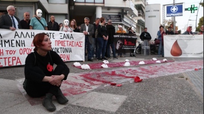 Γυναικοκτονία στους Αγίους Αναργύρους: Διαμαρτυρία έξω από το αστυνομικό τμήμα για το άγριο φονικό και τις ευθύνες της ΕΛΑΣ
