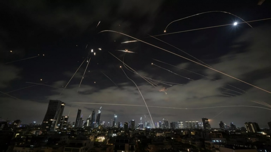 Σύγκρουση Ισραήλ - Ιράν: Απέτυχε παταγωδώς το Iron Dome ή πρόκειται για εσκεμμένη ισραηλινή τακτική για κάτι άλλο;