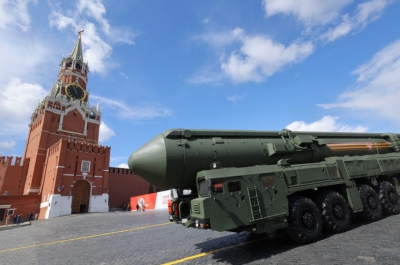 Ρωσία: Υστερική και υποκριτική η αντίδραση της Δύσης στην αποθήκευση τακτικών πυρηνικών όπλων στη Λευκορωσία