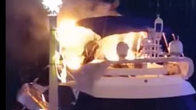 Βόλος: Σκάφος έπιασε φωτιά από τα φαναράκια που έπεσαν από τον ουρανό