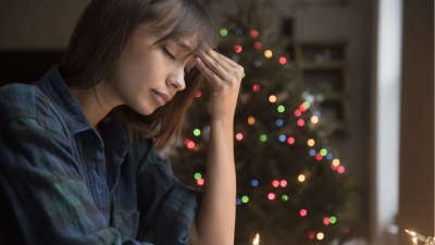 Επικίνδυνη εξάντληση στις γιορτές - Γιατί η παθητική «ξεκούραση» τα Χριστούγεννα αυξάνει το στρες και τη μοναξιά