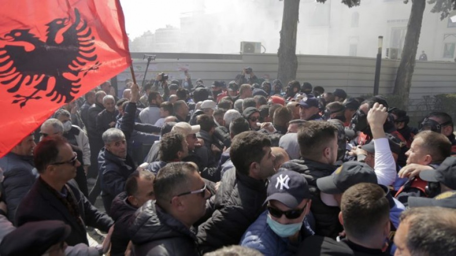 Αλβανία: Διαδηλωτές πυρπόλησαν εκλογικά τμήματα - Η αντιπολίτευση επιχειρεί να εμποδίσει τις δημοτικές εκλογές