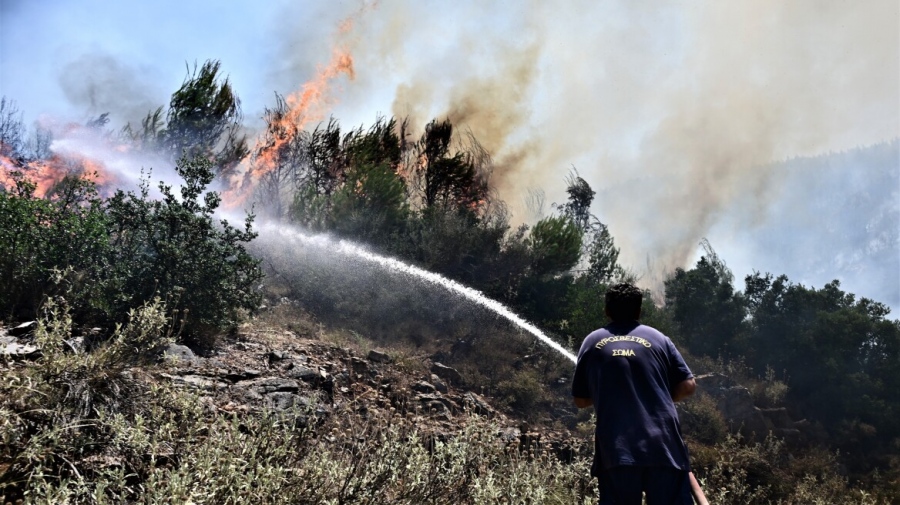 Στις φλόγες παραδόθηκε και η Εύβοια – Εκκένωση χωριού στην Κάρυστο