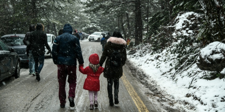 Χιόνια σε πολλές περιοχές της Αττικής - Χιόνισε και στο Μοναστηράκι