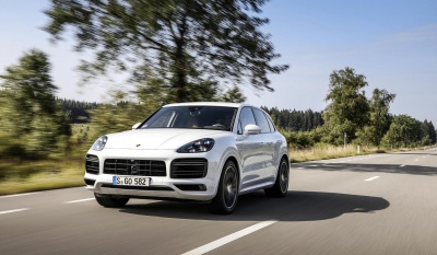 Η υβριδική Porsche Cayenne E-Hybrid S έχει 680 άλογα!