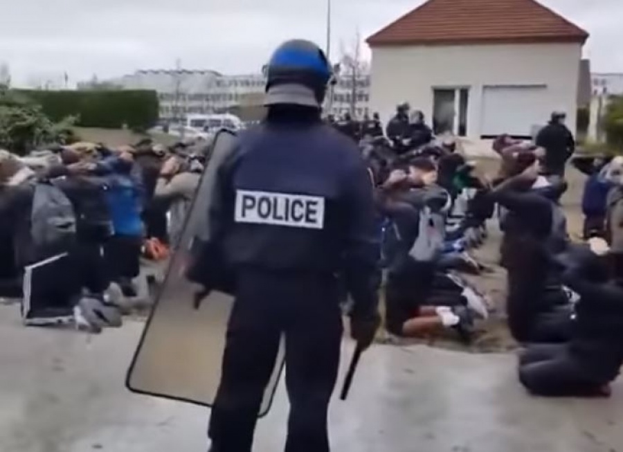 Σάλο προκαλούν στη Γαλλία οι εικόνες της σύλληψης μαθητών σε προάστιο του Παρισιού