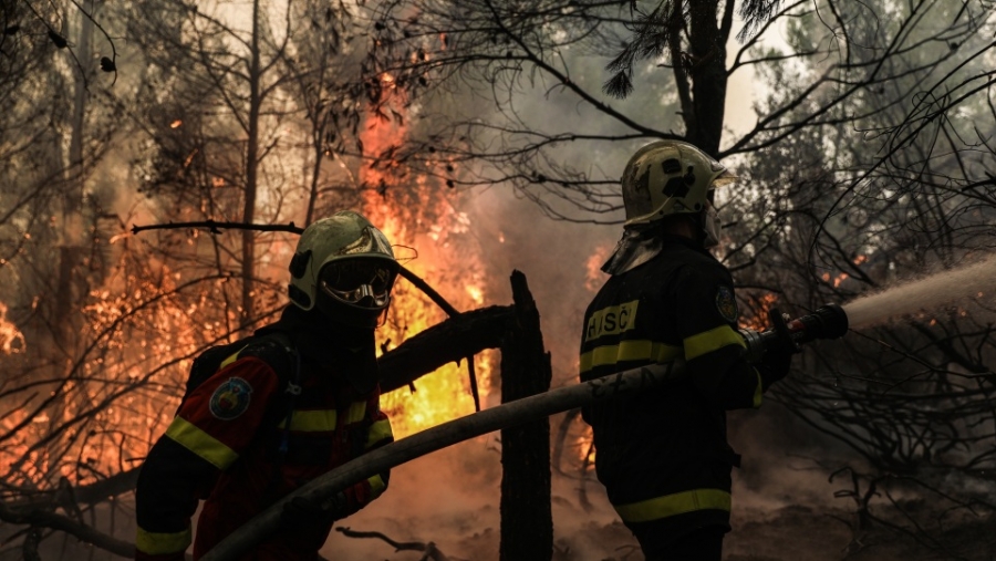 Μεγάλη αναζωπύρωση της πυρκαγιάς στην Αρκαδία - Οι φλόγες πλησιάζουν τα πρώτα σπίτια