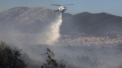 Φωτιά στη Νέα Πέραμο: Αναγκαστική προσθαλάσσωση πυροσβεστικού αεροσκάφους