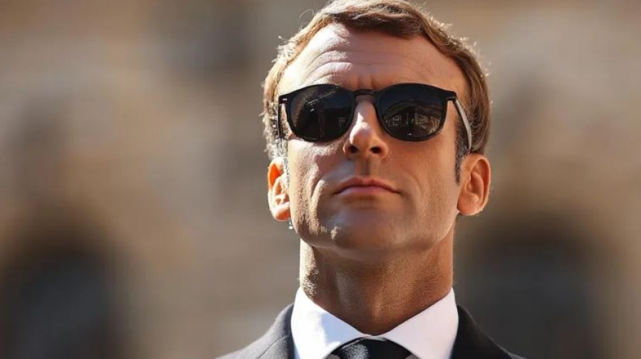 Τι συμβαίνει - Με μαύρα γυαλιά εμφανίστηκε ο Macron - «Τον κανόνισε πάλι η Brigitte»