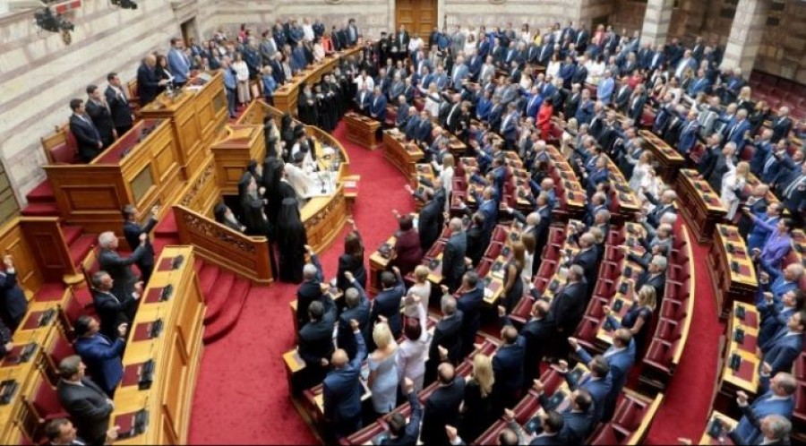 Έντονη αντιπαράθεση ΝΔ - ΣΥΡΙΖΑ στη Βουλή για τη στέρηση των πολιτικών δικαιωμάτων της Χρυσής Αυγής