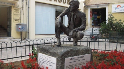 Με λουλούδια στο άγαλμα του Κώστα Γεωργάκη ολοκλήρωσε την επίσκεψη στην Κέρκυρα ο Στέφανος Κασσελάκης