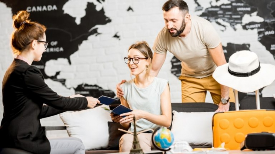 Οι Βρετανοί συνεχίζουν να κάνουν κράτηση για διακοπές