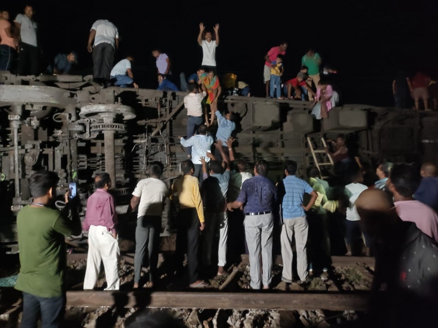 Χάος στην Ινδία: Επιβατική αμαξοστοιχία συγκρούστηκε με εμπορευματική – Τουλάχιστον 30 νεκροί και 179 τραυματίες