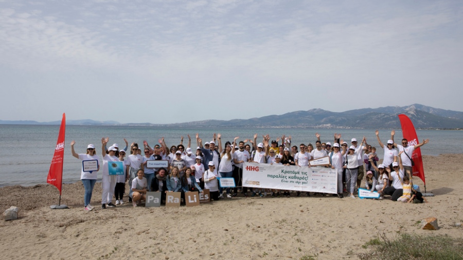 Εργαζόμενοι - εθελοντές του Ομίλου HHG καθάρισαν την παραλία του Σχινιά