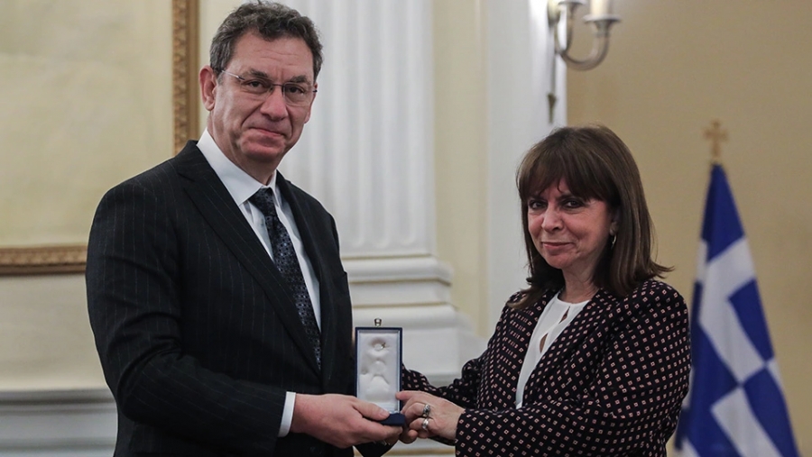 Βραβεύτηκε με τον Χρυσό Σταυρό του Τάγματος Σωτήρος ο Albert Bourla από την Σακελλαροπούλου