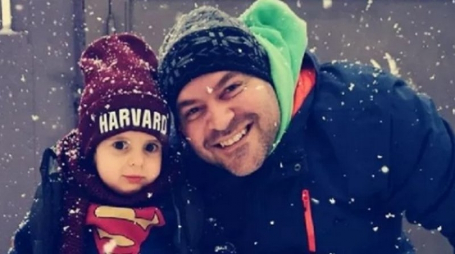 Ο «ήρωας» Παναγιώτης - Ραφαήλ στέκεται στα πόδια του και χαίρεται με το χιόνι!