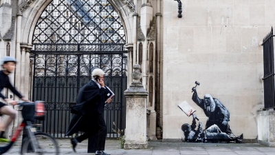 Νέο έργο του Banksy στα Δικαστήρια του Λονδίνου - Kαλύφθηκε άμεσα