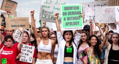 ΗΠΑ: Διαδηλώσεις υπέρ και κατά του δικαιώματος στην άμβλωση έναν χρόνο μετά την απόφαση του Ανώτατου Δικαστηρίου